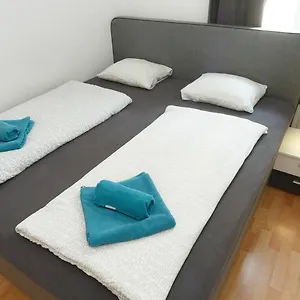 Apartment In Near Schoenbrunn & Westbahnhof - Keyless Check-in, Vienna